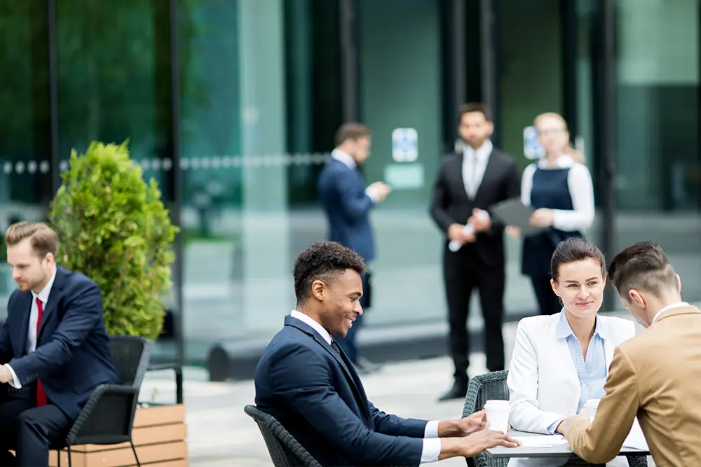Mitarbeiter diskutieren über Change Management