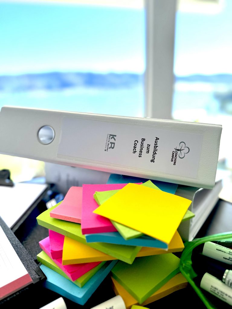 Ordner und Post-it auf dem Tisch mit Blick auf den See