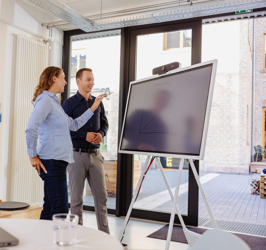 Bei Karin Bacher Consultants wird an einem Whiteboard die Marketingkommunikation besprochen