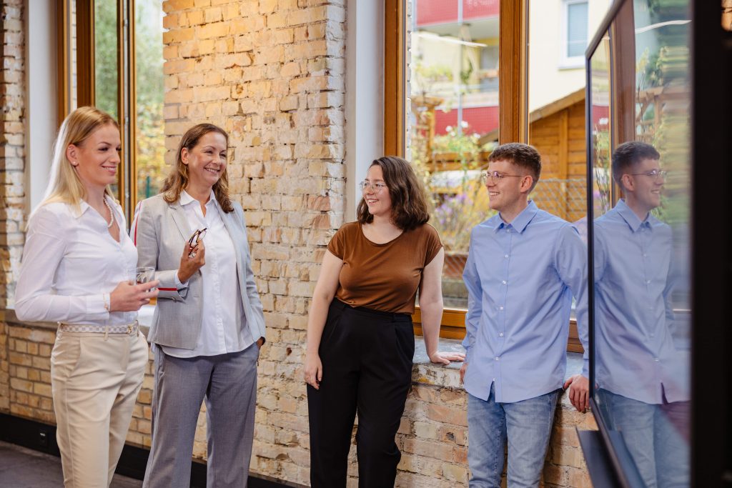 Karin Bacher mit drei Teammitgliedern