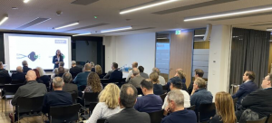 Karin Bacher als Referentin beim KI Netzwerk.