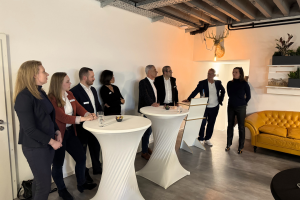 Karin Bacher als Podiumsleitern beim Business Meet-up