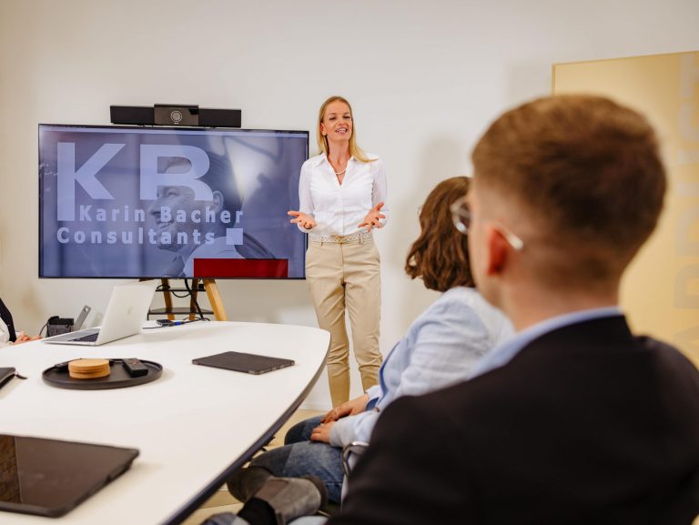 Female Leadership-Training für Frauen in Führung bei Karin Bacher Consultants durch.