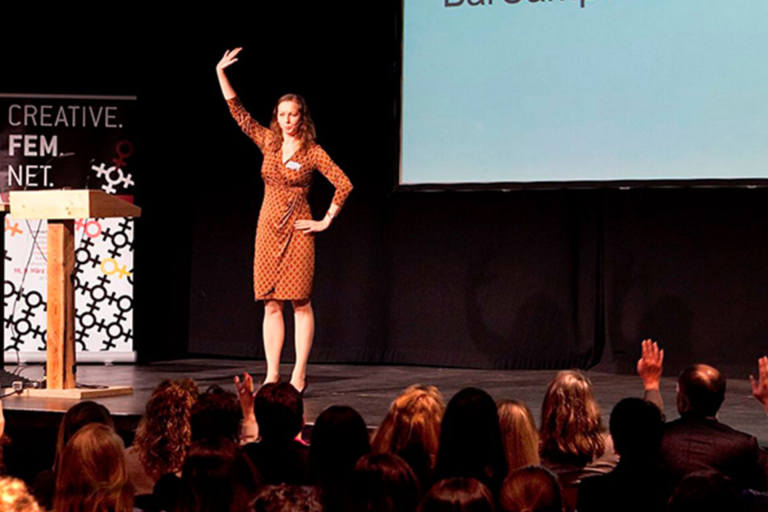 Karin Bacher auf der Bühne als Speakerin.