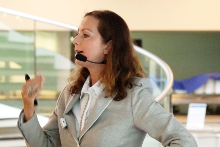 Karin Bacher als Keynote Speakerin bei einem Unternehmen.