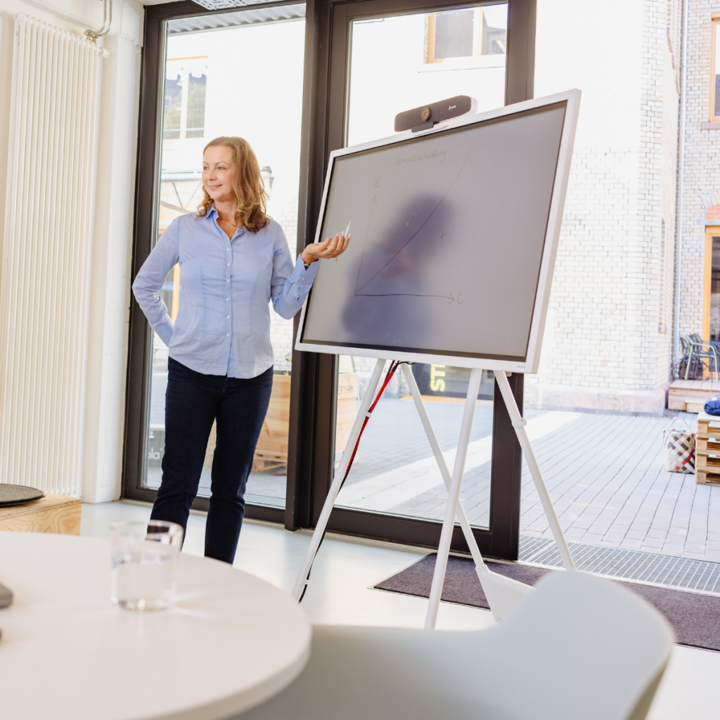 Karin Bacher bei einem Vortrag.