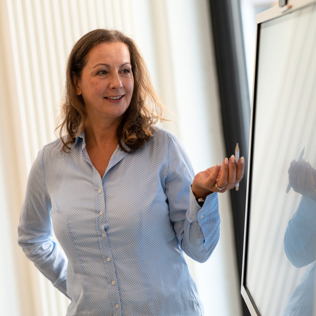 Karin Bacher als Speakerin.