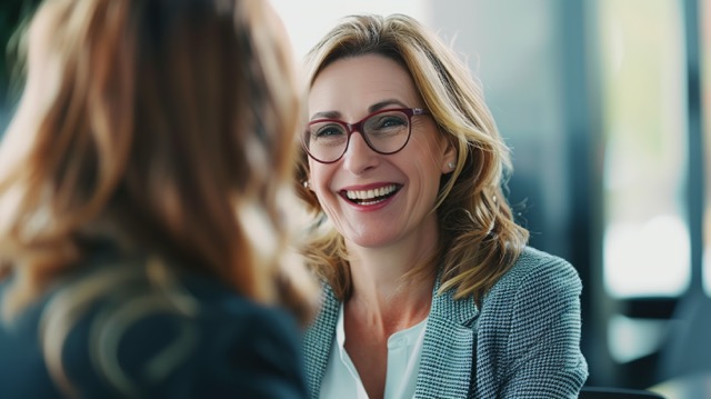 Businessfrau lacht und wirkt authentisch.